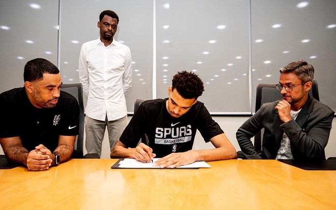 French player Victor Wembanyama signs on the dotted line with the San Antonio Spurs. - Instagram / @Spurs